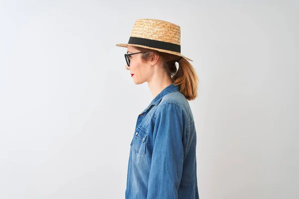 Mulher Ruiva Usando Óculos Camisa Jeans Chapéu Sobre Fundo Branco — Fotografia de Stock