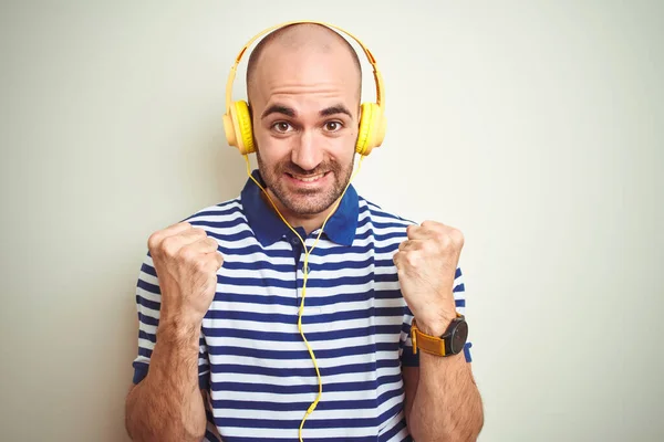 Jovem Ouvindo Música Usando Fones Ouvido Amarelos Sobre Fundo Isolado — Fotografia de Stock