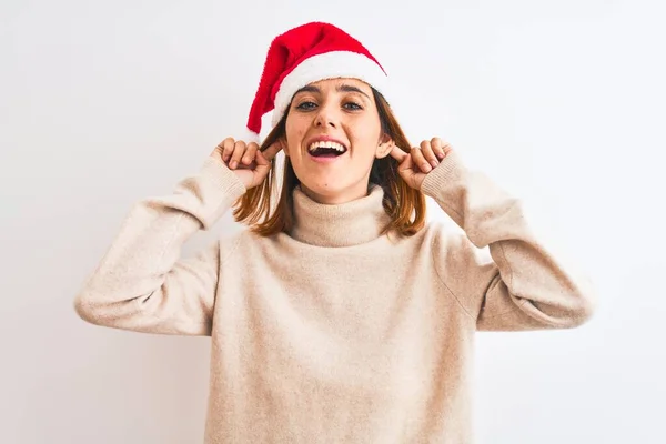 Hermosa Pelirroja Con Sombrero Navidad Sobre Fondo Aislado Sonriendo Tirando — Foto de Stock