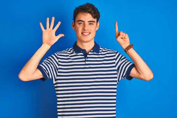 Adolescente Menino Vestindo Casual Shirt Sobre Azul Isolado Fundo Mostrando — Fotografia de Stock