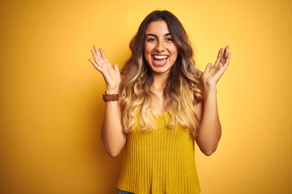 Jovem Mulher Bonita Vestindo Camiseta Sobre Fundo Isolado Amarelo Comemorando — Fotografia de Stock