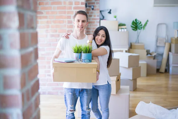 Junges Schönes Paar Neuen Zuhause Rund Kartons — Stockfoto