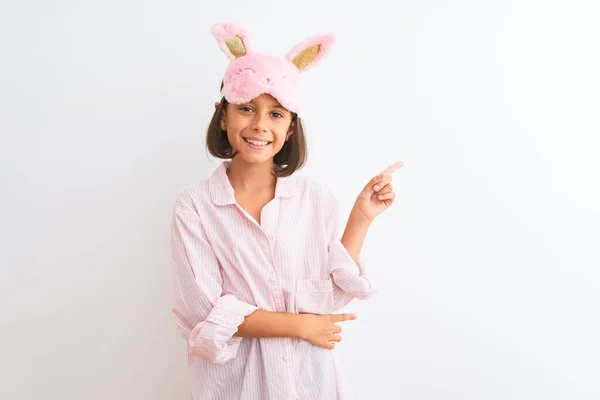 Menina Bonita Usando Máscara Sono Pijama Sobre Fundo Branco Isolado — Fotografia de Stock