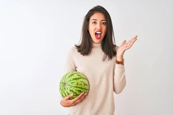 Joven Hermosa Mujer China Sosteniendo Sandía Pie Sobre Fondo Blanco — Foto de Stock