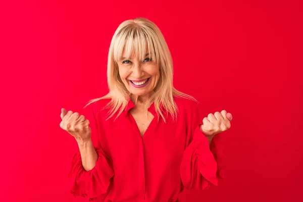 Mulher Meia Idade Vestindo Camisa Elegante Sobre Fundo Vermelho Isolado — Fotografia de Stock