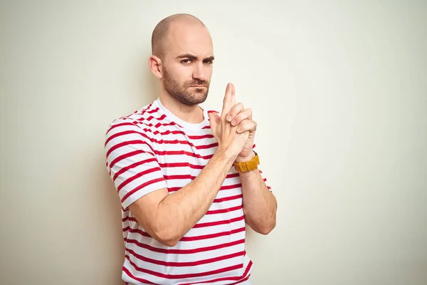 Giovane Uomo Calvo Con Barba Indossa Casual Righe Rosse Shirt — Foto Stock