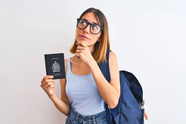 Hermosa Estudiante Pelirroja Mujer Con Mochila Pasaporte Canadá Cara Seria — Foto de Stock