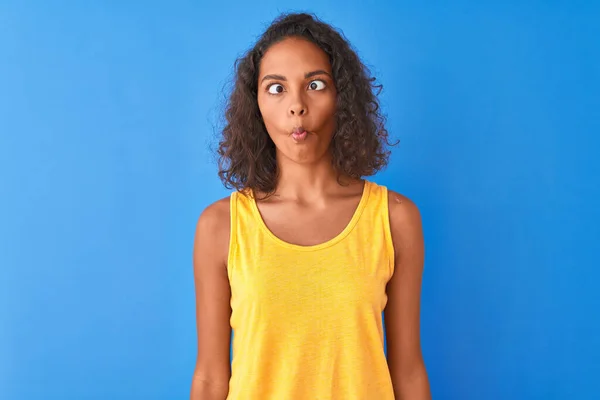 Mujer Brasileña Joven Con Camiseta Amarilla Pie Sobre Fondo Azul —  Fotos de Stock