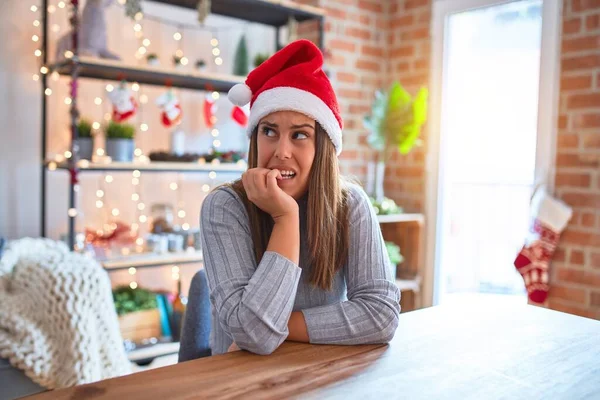 Giovane Bella Donna Indossa Cappello Natale Seduto Tavola Casa Cercando — Foto Stock