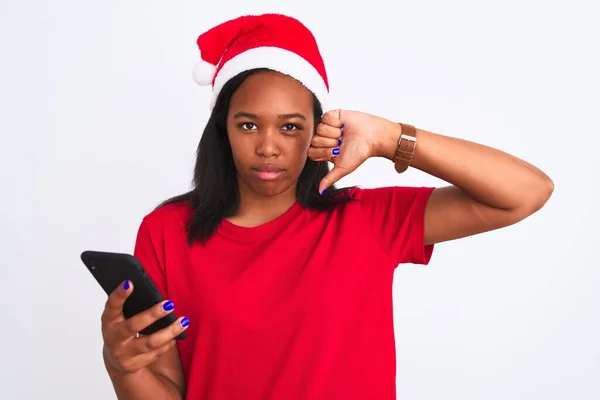 Genç Afrikalı Amerikalı Kadın Noel Şapkası Takıyor Kızgın Yüzlü Akıllı — Stok fotoğraf