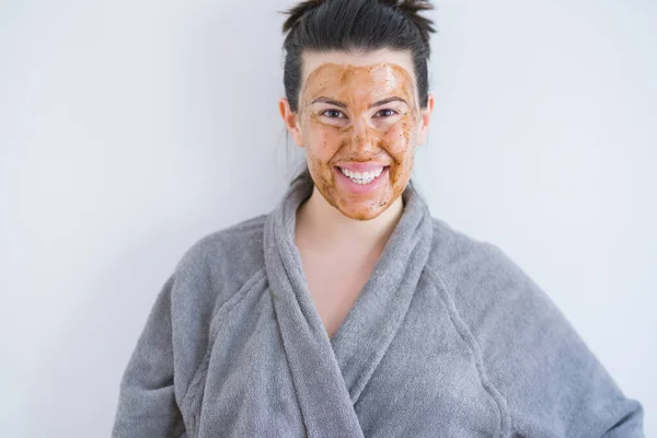 Hermosa Mujer Joven Que Usa Mascarilla Facial Cosmética Como Tratamiento — Foto de Stock