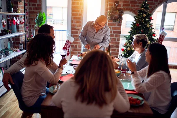 Familie Vrienden Dineren Thuis Kerstavond Vieren Met Traditioneel Eten Decoratie — Stockfoto