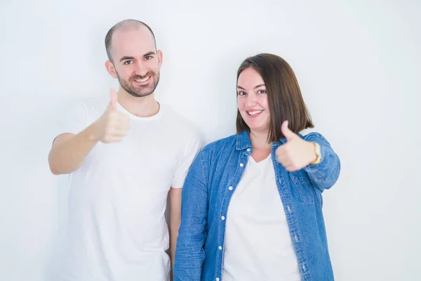 Jeune Couple Ensemble Sur Fond Blanc Isolé Faisant Des Pouces — Photo