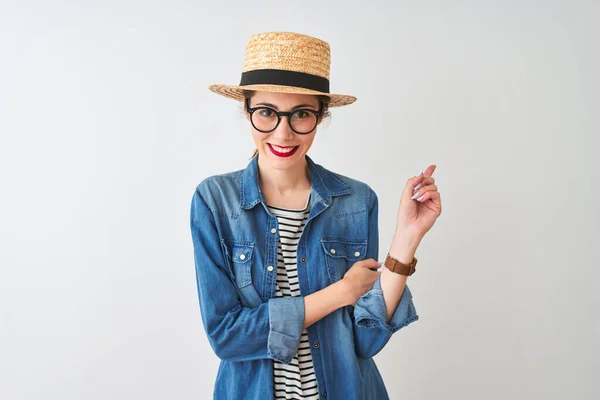 Mulher Ruiva Usando Óculos Camisa Jeans Chapéu Sobre Fundo Branco — Fotografia de Stock
