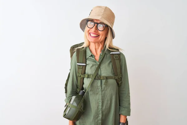 Wanderin Mittleren Alters Mit Rucksackmütze Kantinenbrille Über Isoliertem Weißem Hintergrund — Stockfoto