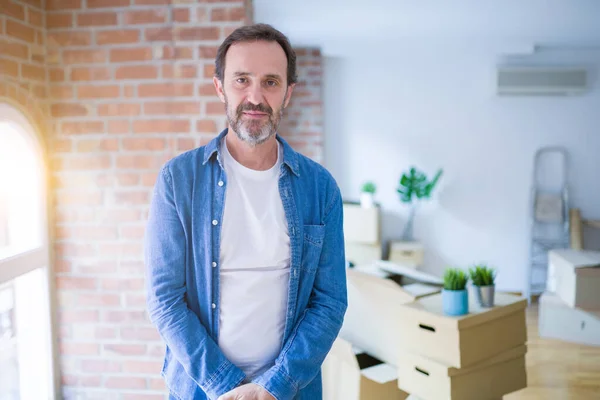 Hombre Mayor Mediana Edad Que Muda Una Nueva Casa Empacando —  Fotos de Stock