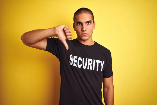 Νεαρός Φρουρός Μπλουζάκι Ασφαλείας Πάνω Από Κίτρινο Απομονωμένο Φόντο Θυμωμένο — Φωτογραφία Αρχείου