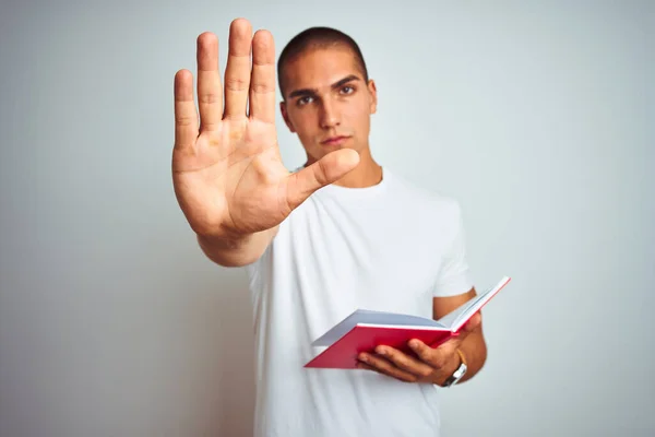 Joven Hombre Guapo Leyendo Libro Rojo Sobre Fondo Blanco Aislado —  Fotos de Stock