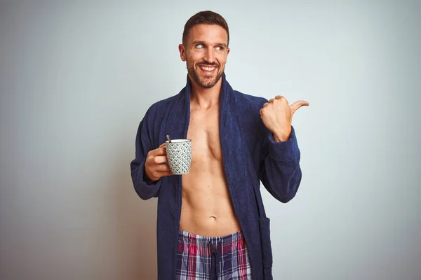 Hombre Sin Camisa Usando Pijamas Cómodos Túnica Bebiendo Taza Café — Foto de Stock