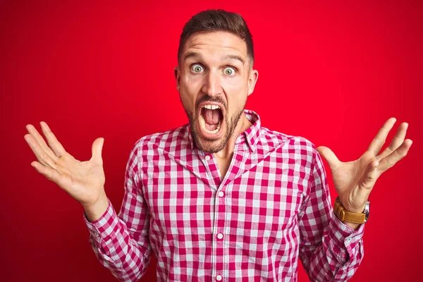 Joven Hombre Guapo Sobre Fondo Rojo Aislado Celebrando Loco Sorprendido —  Fotos de Stock