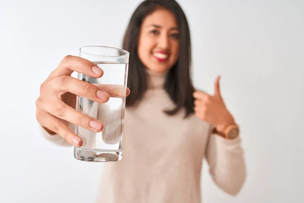 Junge Schöne Chinesin Mit Einem Glas Wasser Vor Isoliertem Weißem — Stockfoto