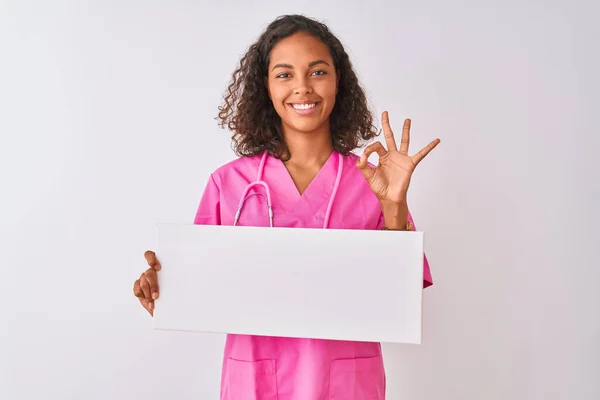 Giovane Infermiera Brasiliana Donna Tenendo Banner Piedi Sopra Isolato Sfondo — Foto Stock