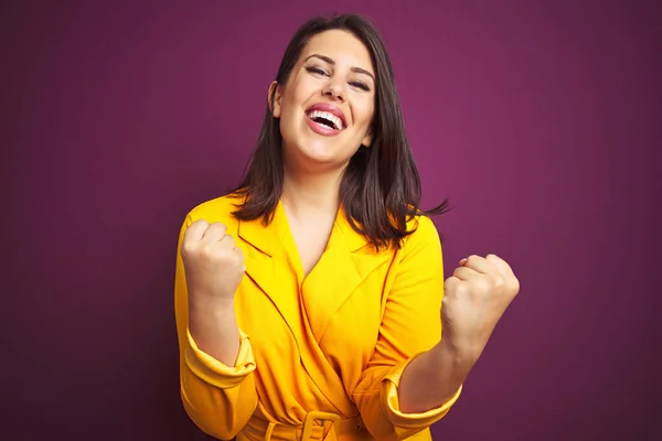 Mujer Morena Hermosa Joven Con Elegante Chaqueta Amarilla Sobre Fondo — Foto de Stock