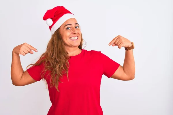 中年妇女头戴圣诞礼帽 面带微笑 面带微笑 用手指指着自己 自豪而快乐 — 图库照片