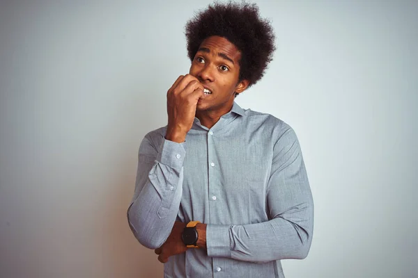 Junger Afrikanisch Amerikanischer Mann Mit Afrohaaren Grauem Hemd Vor Isoliertem — Stockfoto