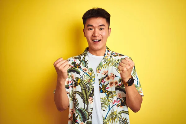 Hombre Chino Asiático Vacaciones Con Camisa Verano Sobre Fondo Amarillo — Foto de Stock