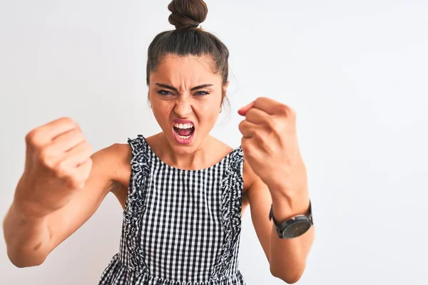 Hermosa Mujer Con Moño Vestido Casual Pie Sobre Fondo Blanco —  Fotos de Stock