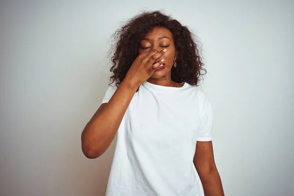 Jonge Afro Amerikaanse Vrouw Met Een Shirt Een Geïsoleerde Witte — Stockfoto