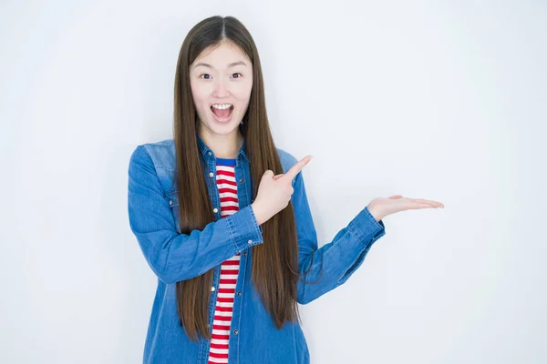Bela Jovem Ásia Mulher Mais Branco Isolado Fundo Assombrado Sorrindo — Fotografia de Stock