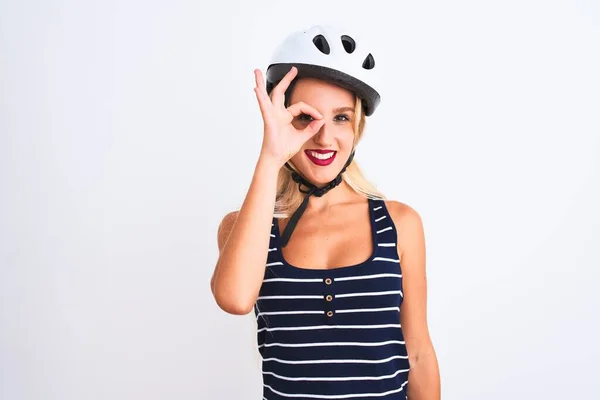 年轻美丽的女人 戴着自行车头盔 站在孤独的白色背景上 做着一个手势 脸上挂着微笑 用手指看着幸福的脸 — 图库照片