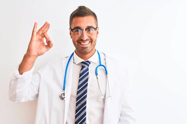 Jonge Knappe Dokter Draagt Stethoscoop Geïsoleerde Achtergrond Lachend Positief Doen — Stockfoto