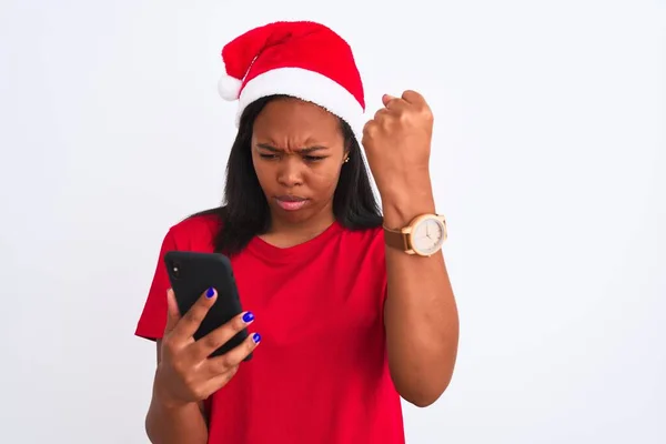 Jeune Femme Afro Américaine Portant Chapeau Noël Utilisant Smartphone Ennuyé — Photo