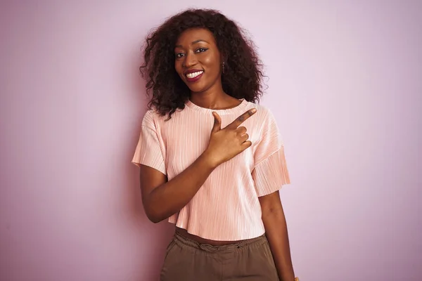 Jonge Afrikaans Amerikaanse Vrouw Draagt Shirt Staan Geïsoleerde Roze Achtergrond — Stockfoto