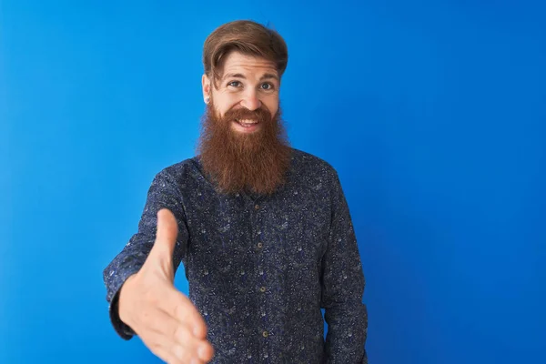 Joven Pelirrojo Irlandés Con Camisa Verano Floral Pie Sobre Fondo —  Fotos de Stock