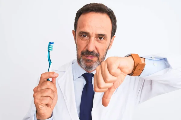 Hombre Dentista Mediana Edad Sosteniendo Cepillo Dientes Pie Sobre Fondo — Foto de Stock