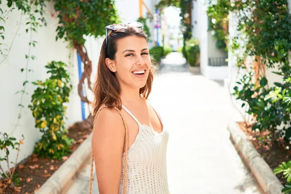 プエルト モガンのカラフルな村の若い美しい女性は 夏休みに通りで幸せな笑顔 — ストック写真
