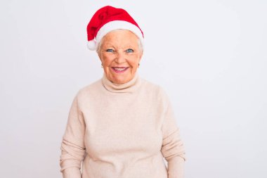 Yaşlı, kır saçlı, Crhistmas Noel Baba şapkası takan mutlu ve havalı bir gülümsemesi olan bir kadın. Şanslı kişi..