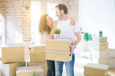 Orta yaş Senior çift yeni bir eve hareket, karton boks tutuyordum mutlu aşık Apartmant ile