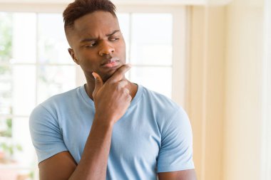 Genç düşünceli yakışıklı adam.