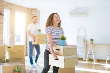 Orta yaş Senior çift yeni bir eve hareket, karton boks tutuyordum mutlu aşık Apartmant ile