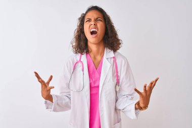 Steteskop takan genç Brezilyalı doktor, beyaz arka plan üzerinde duruyor. Deli gibi bağırıyor, bağırıyor, agresif bir ifade ve kollarla bağırıyor. Hayal kırıklığı konsepti.