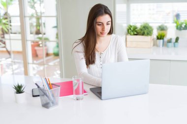 Genç güzel kadın konsantre çalışma bilgisayar laptop kullanarak