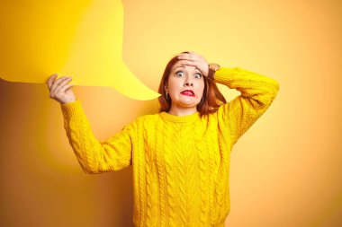 Sarıya boyanmış arka planda konuşma baloncuğu tutan genç, güzel kızıl saçlı bir kadın. Başı öne eğik, utangaç ve şaşırmış bir yüz ifadesi var. Kızgın ve hayal kırıklığına uğramış. Hata için korku ve üzüntü.