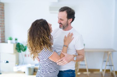 Orta yaş Senior çift yeni bir eve hareket, mutlu aşık Apartmant gülümsüyor