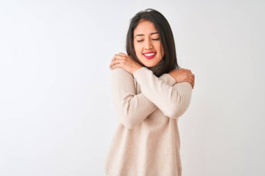 Balıkçı yaka kazak giyen güzel Çinli kadın izole edilmiş beyaz arka planda duruyor mutlu ve pozitif, kendinden emin gülümsüyor. Sevgi ve özgüven.