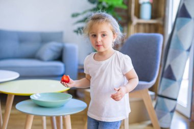 Çilek yiyen güzel yürümeye başlayan çocuk kız